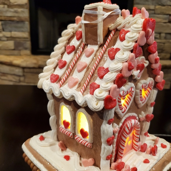 Valentine Gingerbread House-NWT - Picture 6 of 7